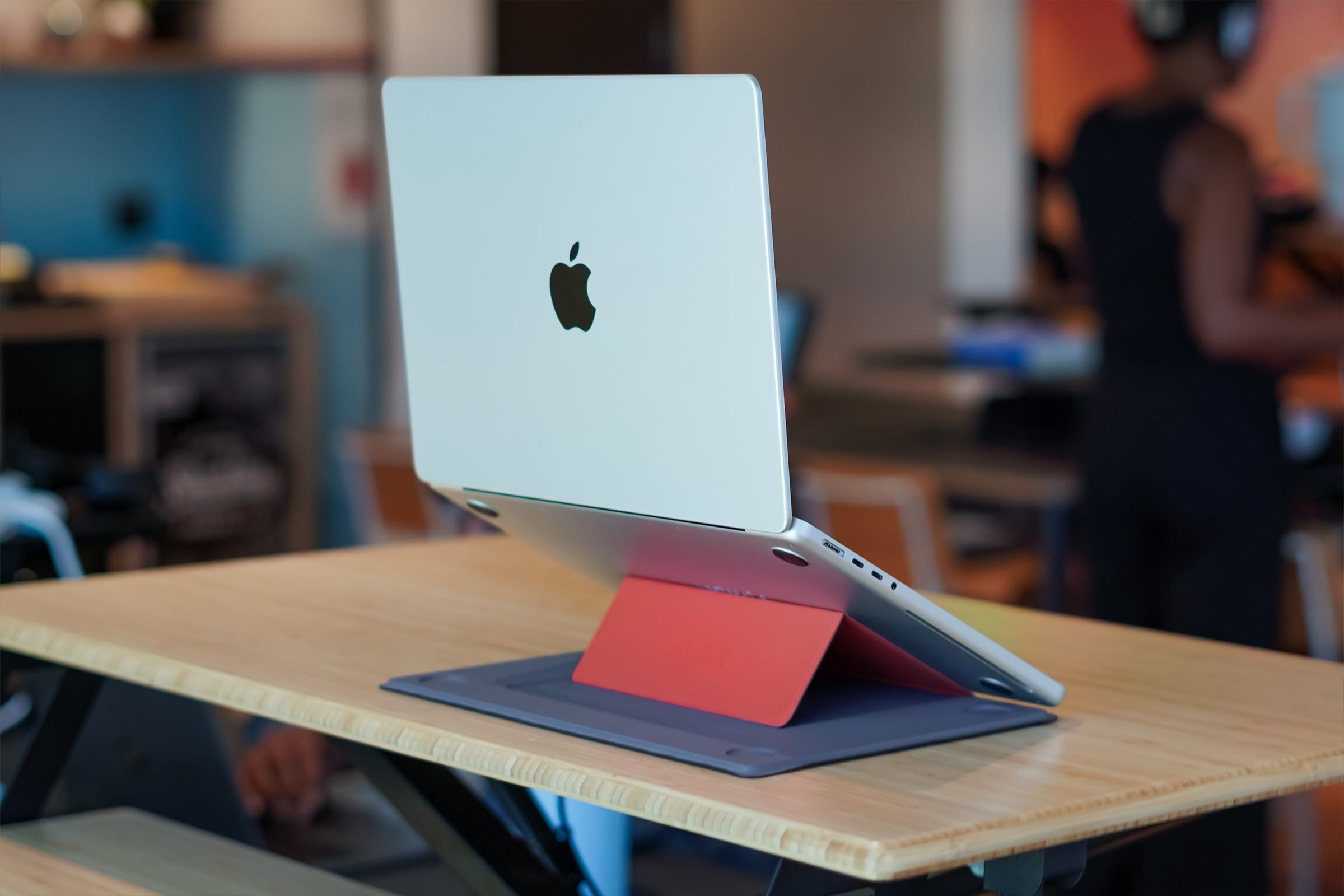 Svelt: The anywhere ready laptop stand.